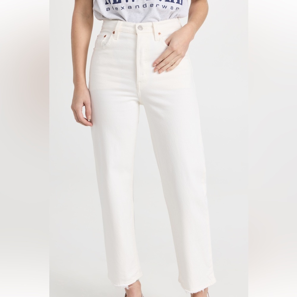 Never worn Levi’s Rib cage straight leg jean
